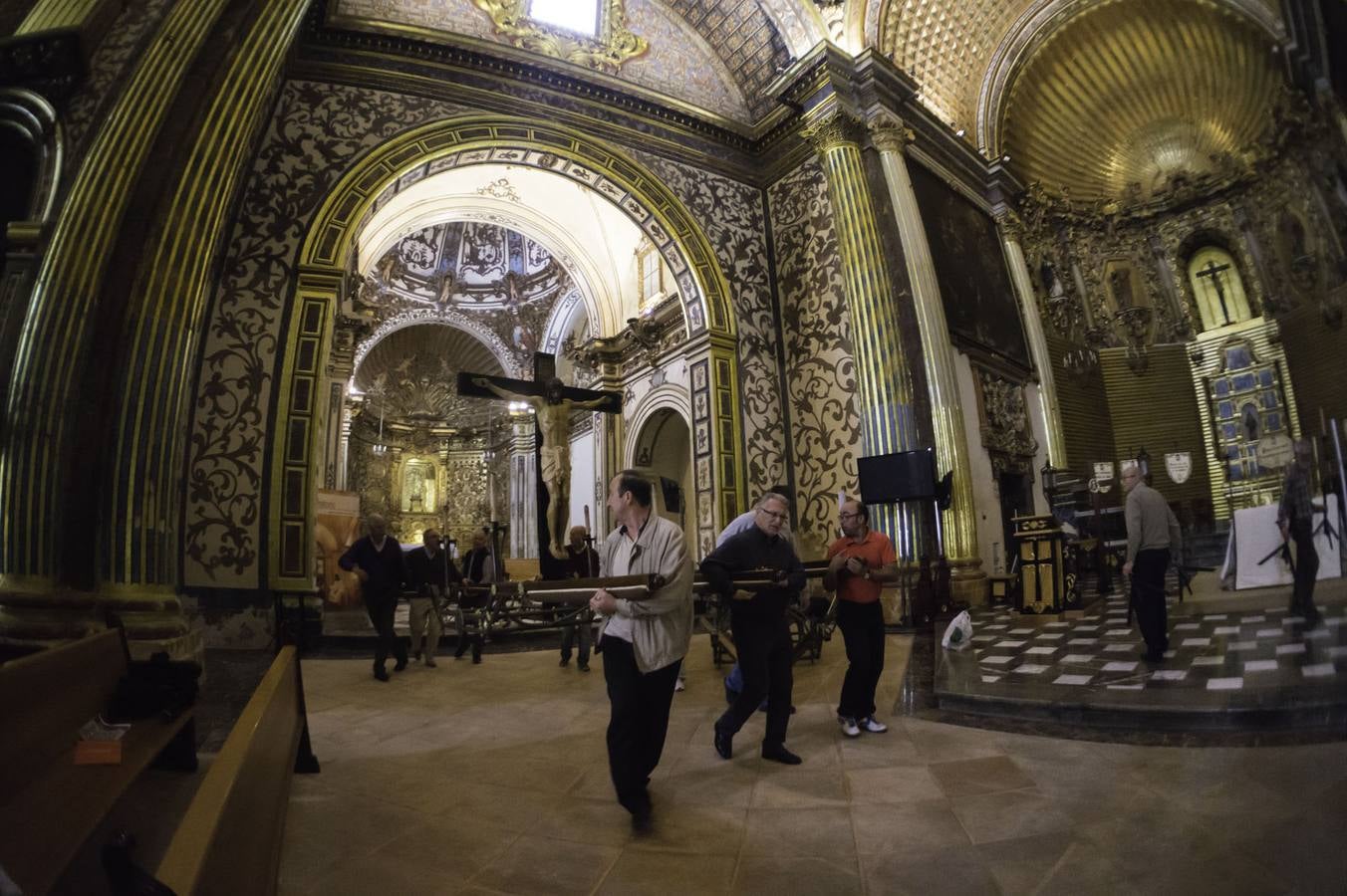 Preparativos del Cristo de la Buena Muerte