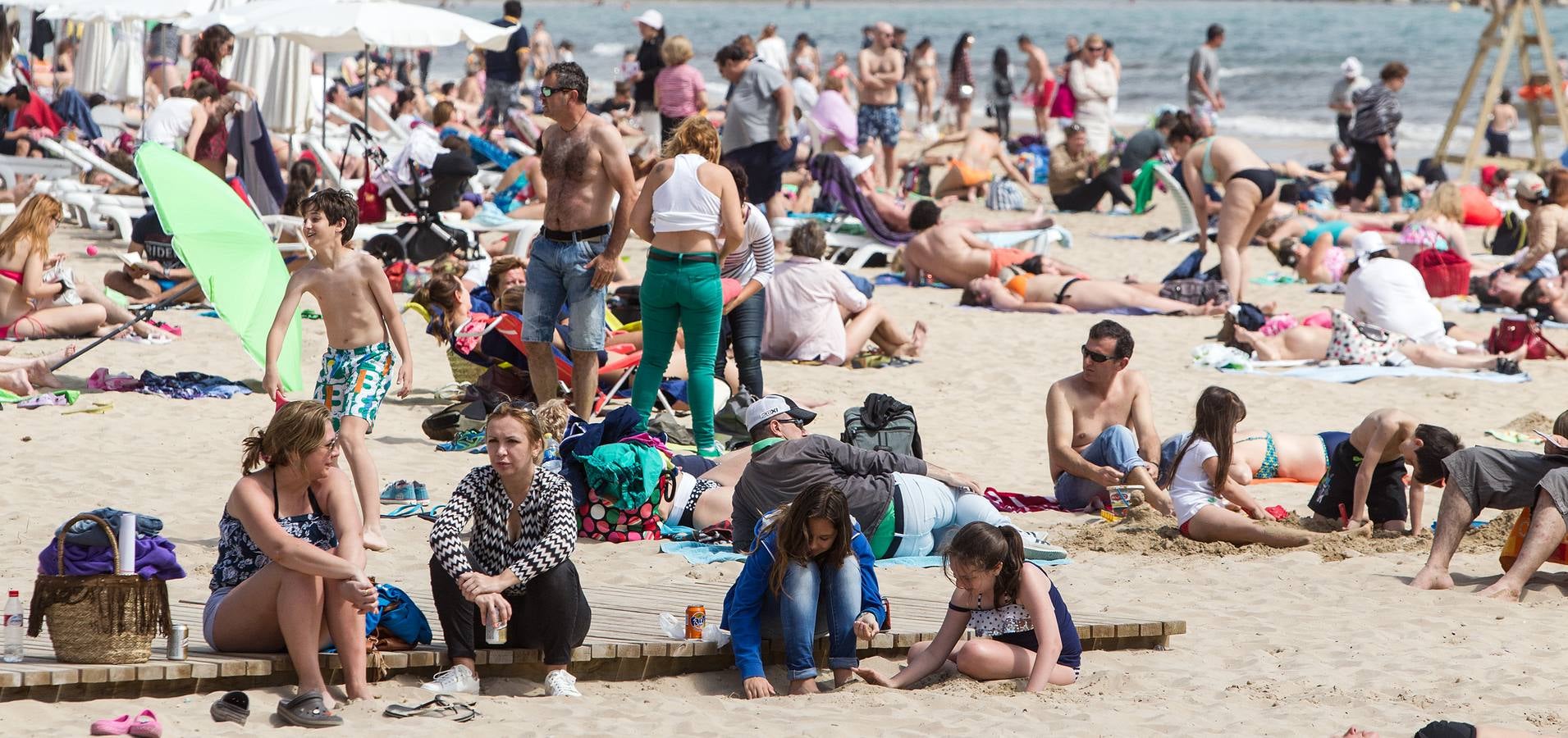 Los turistas disfrutan de la Semana Santa en Alicante