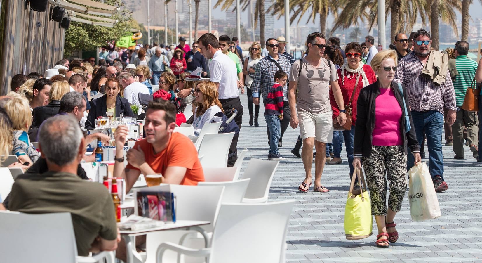 Los turistas disfrutan de la Semana Santa en Alicante