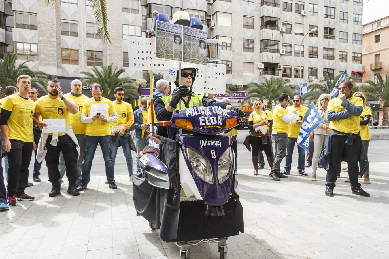 Protesta de la Policía Local de Elda frente a la Diputación