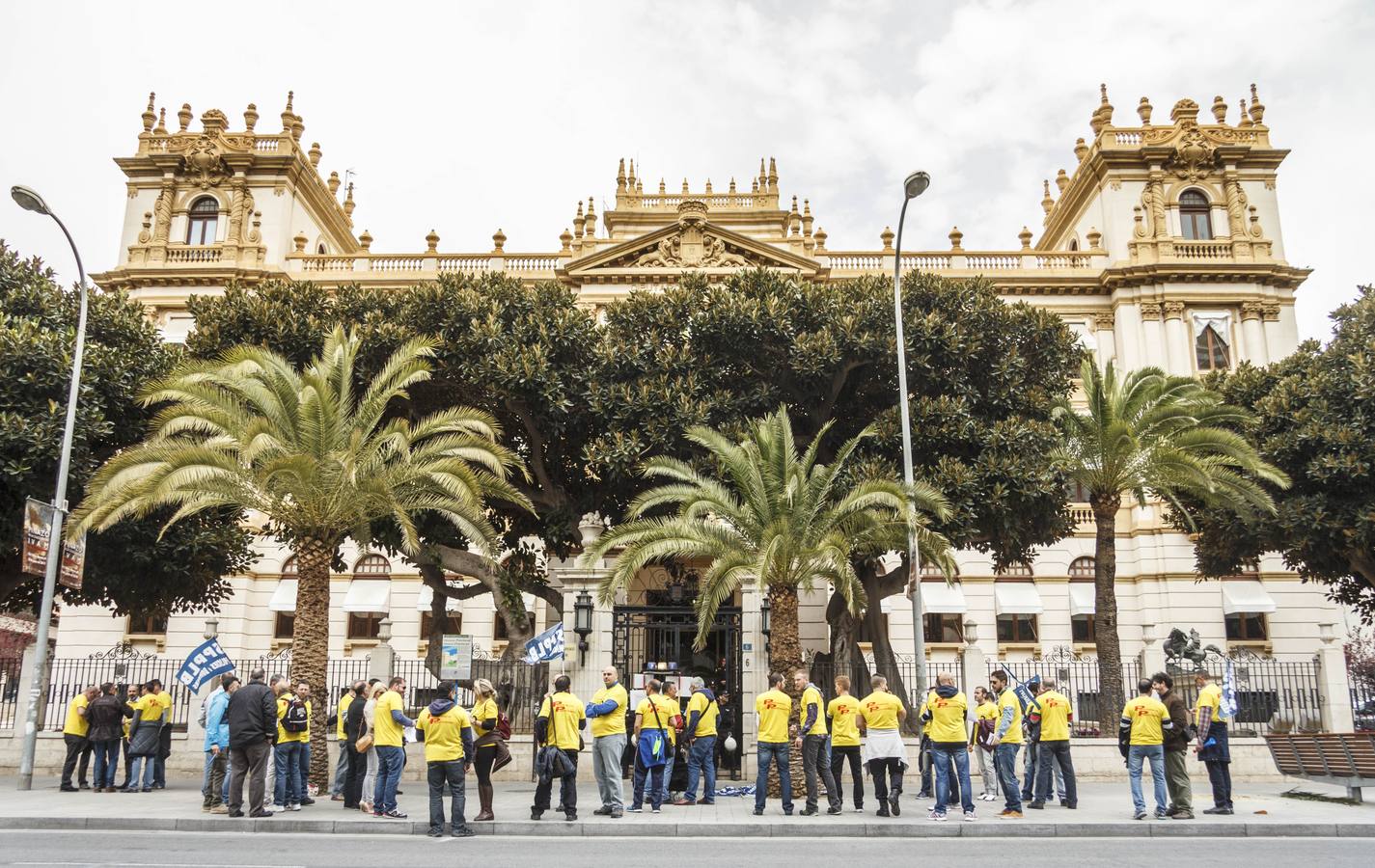 Protesta de la Policía Local de Elda frente a la Diputación