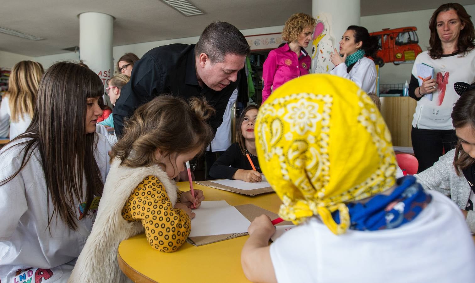 Hannibal Laguna acerca la moda a los niños del Hospital de Alicante