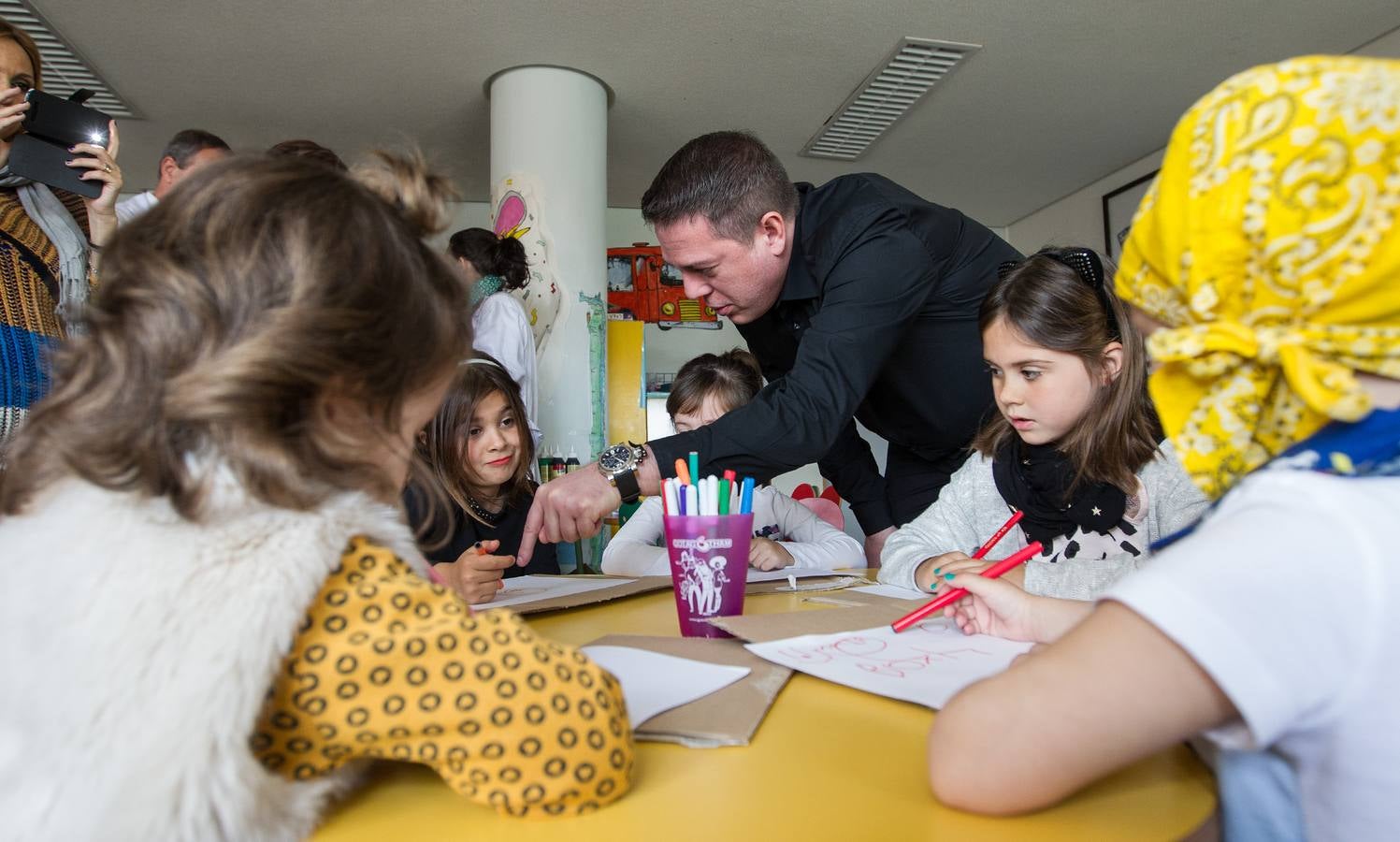 Hannibal Laguna acerca la moda a los niños del Hospital de Alicante