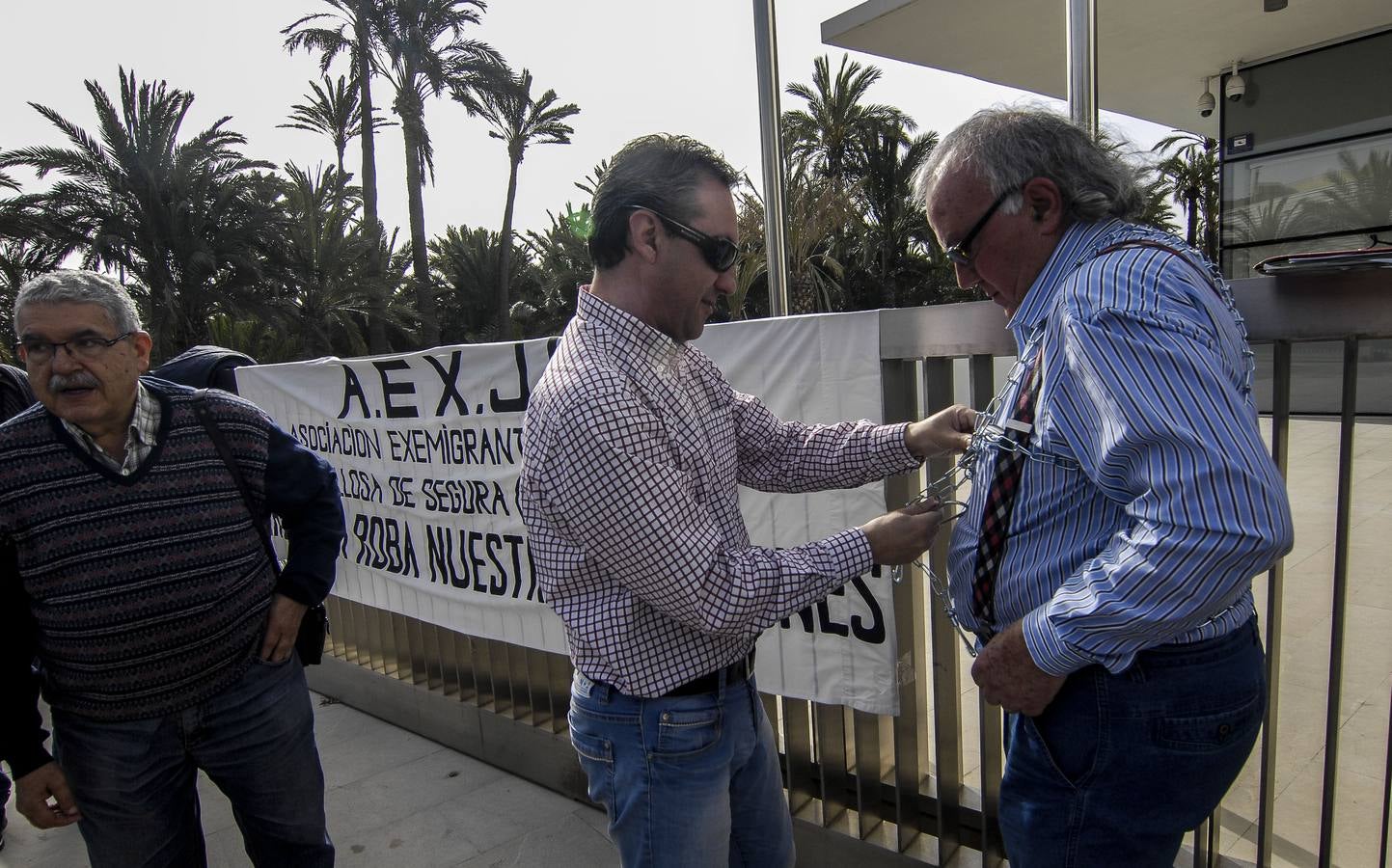 Un jubilado se encadena en la Agencia Tributaria