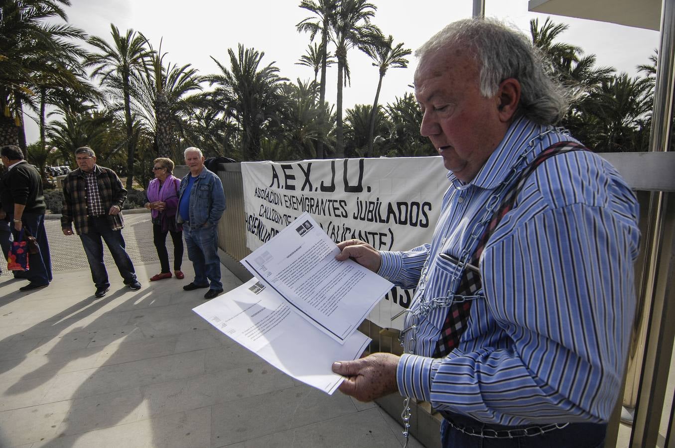 Un jubilado se encadena en la Agencia Tributaria