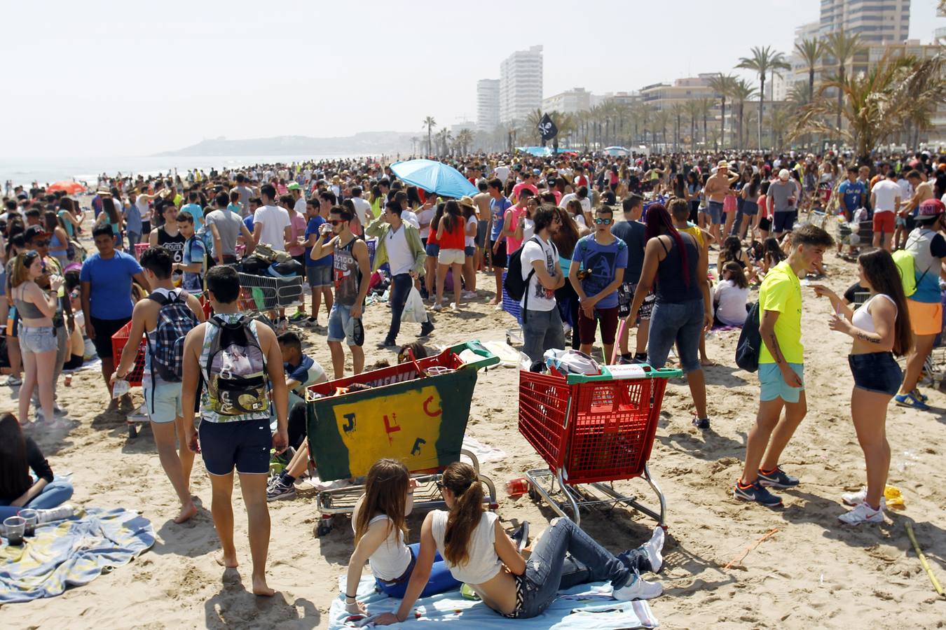 La Playa de San Juan se llena de jóvenes en Santa Faz