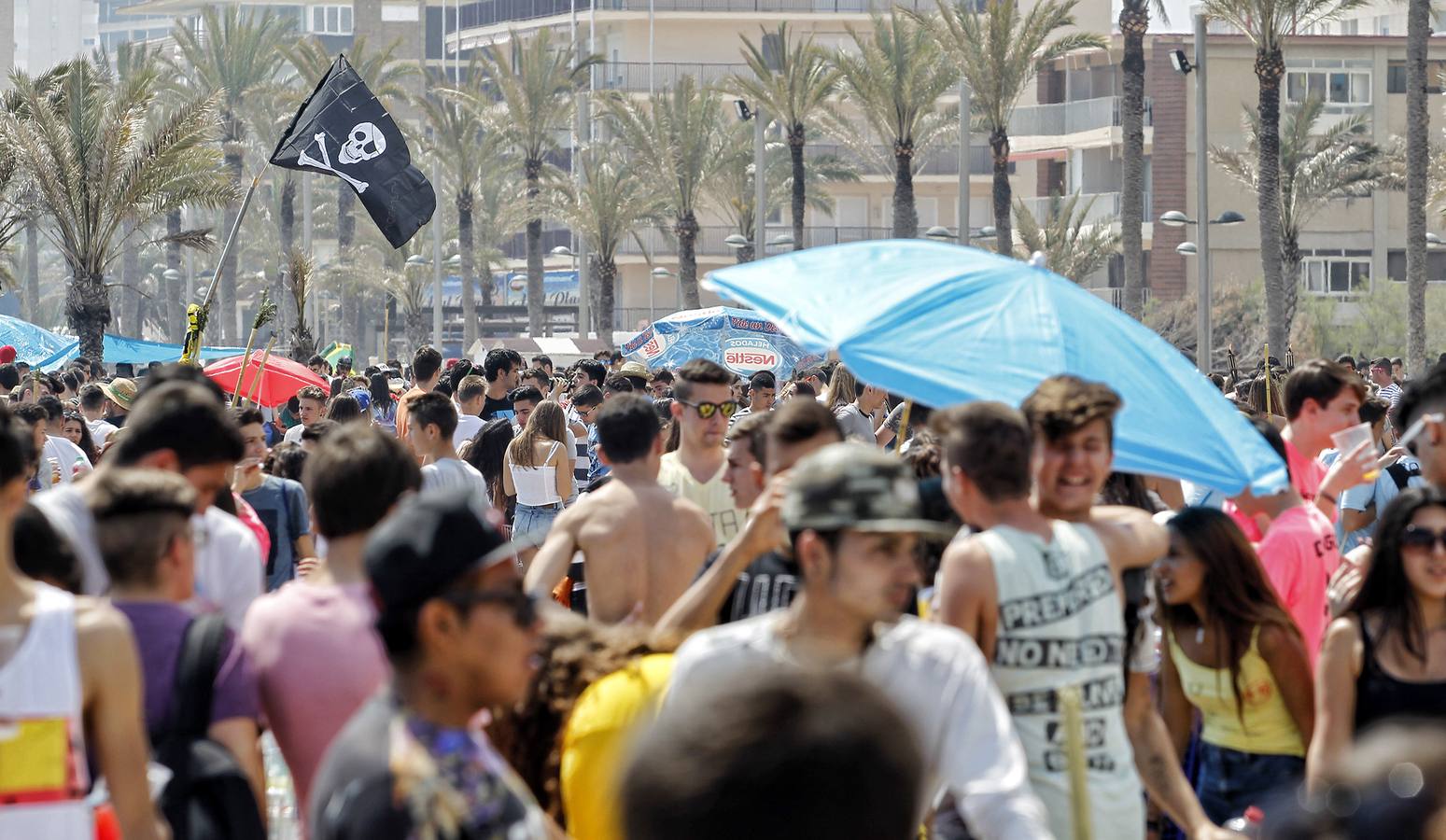 La Playa de San Juan se llena de jóvenes en Santa Faz