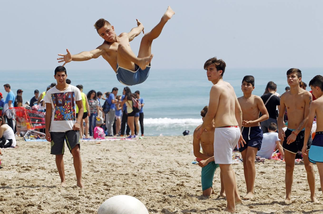 La Playa de San Juan se llena de jóvenes en Santa Faz