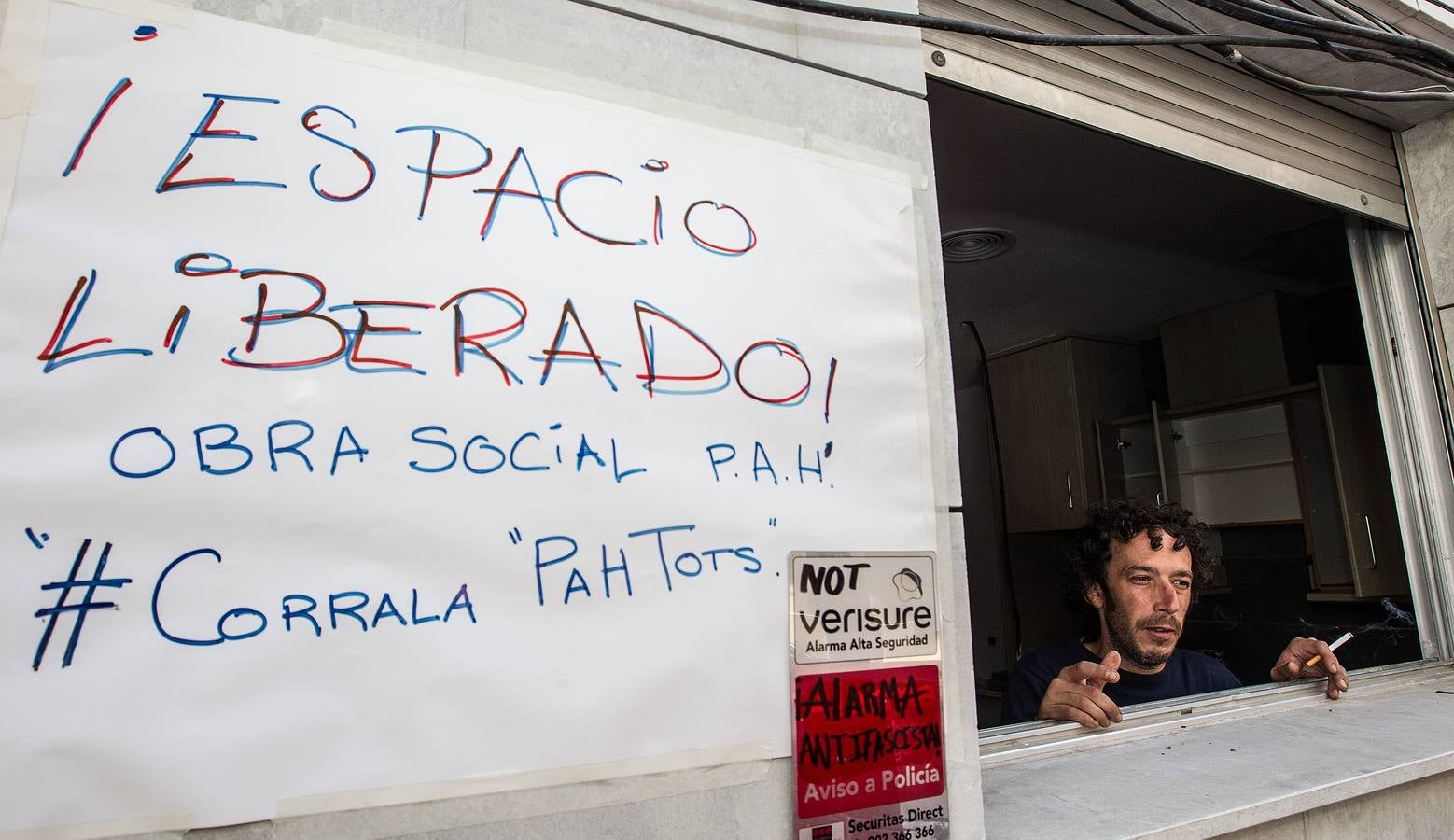 La PAH abre un edificio para cuatro familias en Alicante