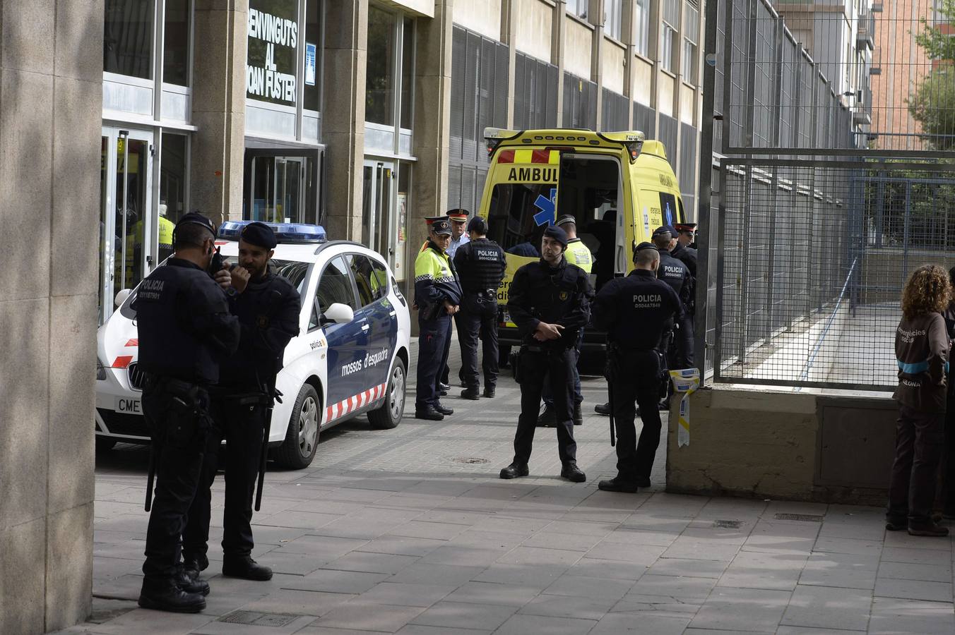 Frente al instituto se ha montado un amplio despiegue policial.