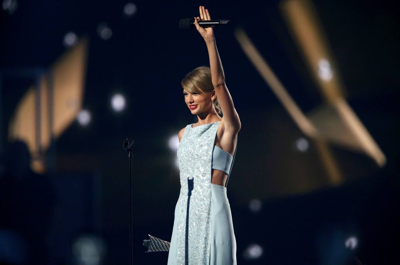 Taylor Swift recoge el premio Milestone de manos de su madre