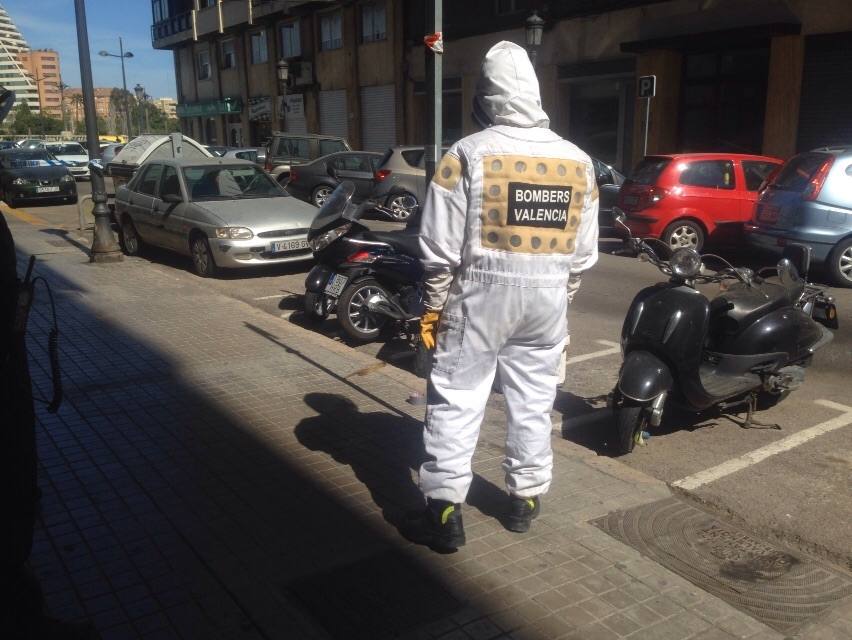 Un enjambre de abejas en una moto moviliza a los bomberos