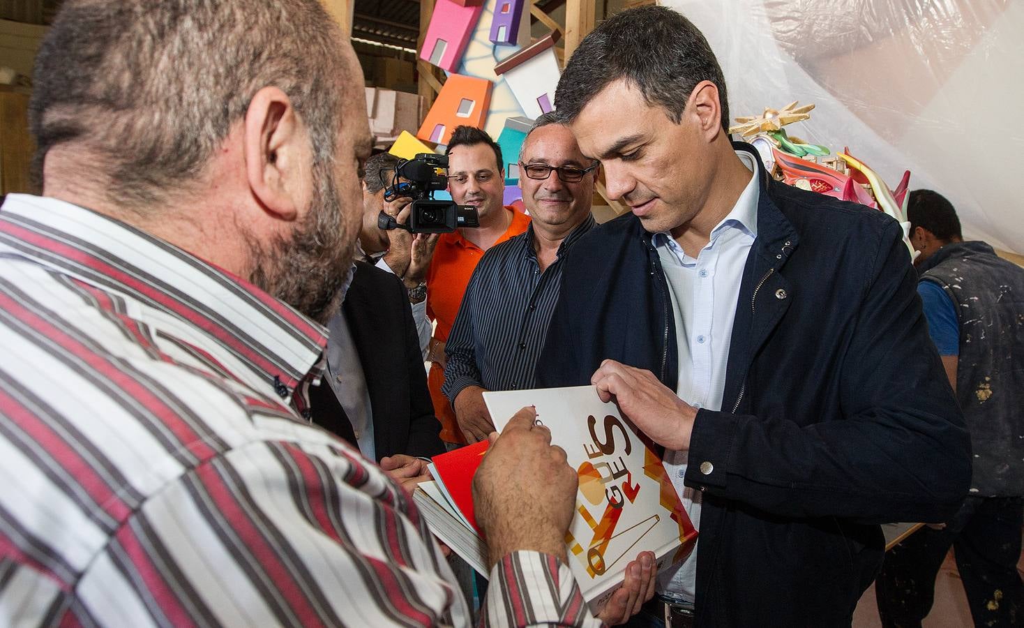 Pedro Sánchez visita el taller del artista Pedro Espadero