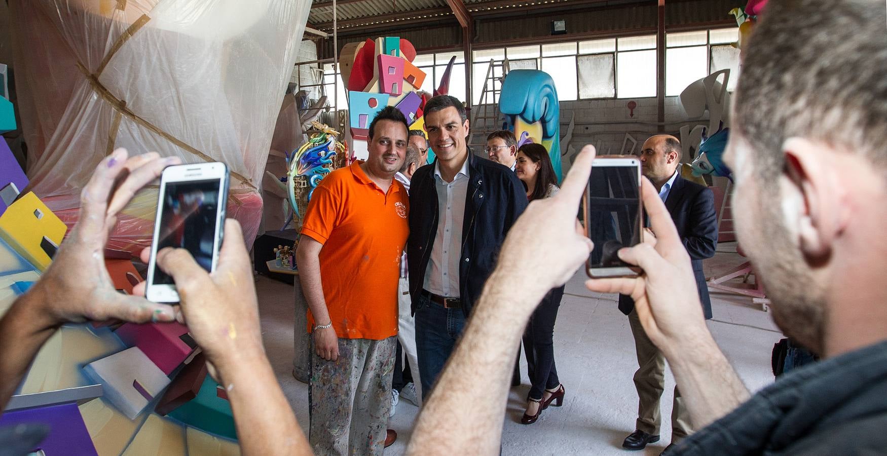 Pedro Sánchez visita el taller del artista Pedro Espadero