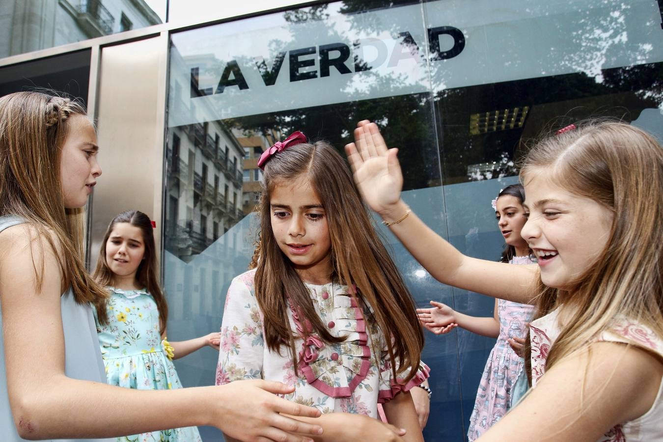 Las Belleas y Damas del Foc visitan la redacción