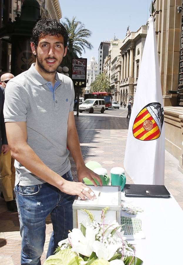 Dani Parejo en la mesa petitoria habilitada por el Valencia CF.