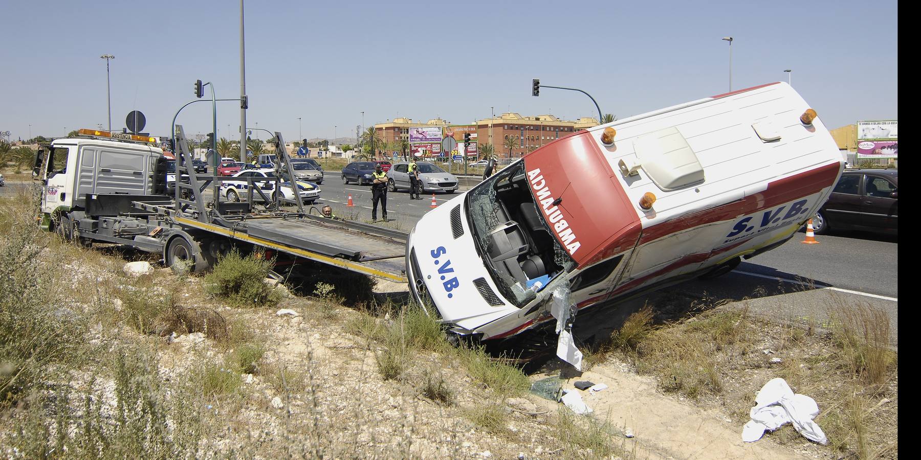 Cuatro heridos al volcar una ambulancia en Elche