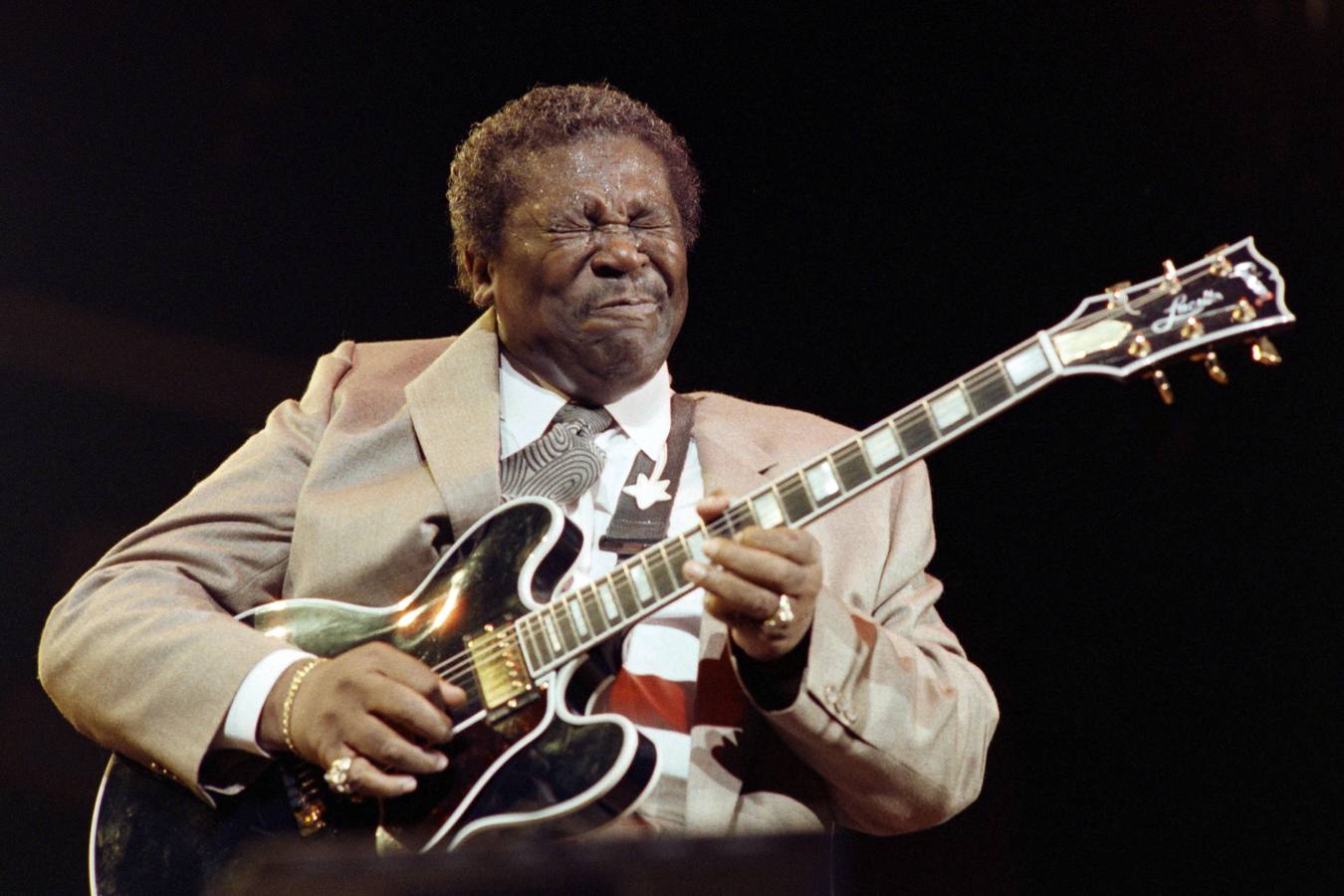 B. B. King, en plena actuación, en 1989, en la sala Bercy de París.