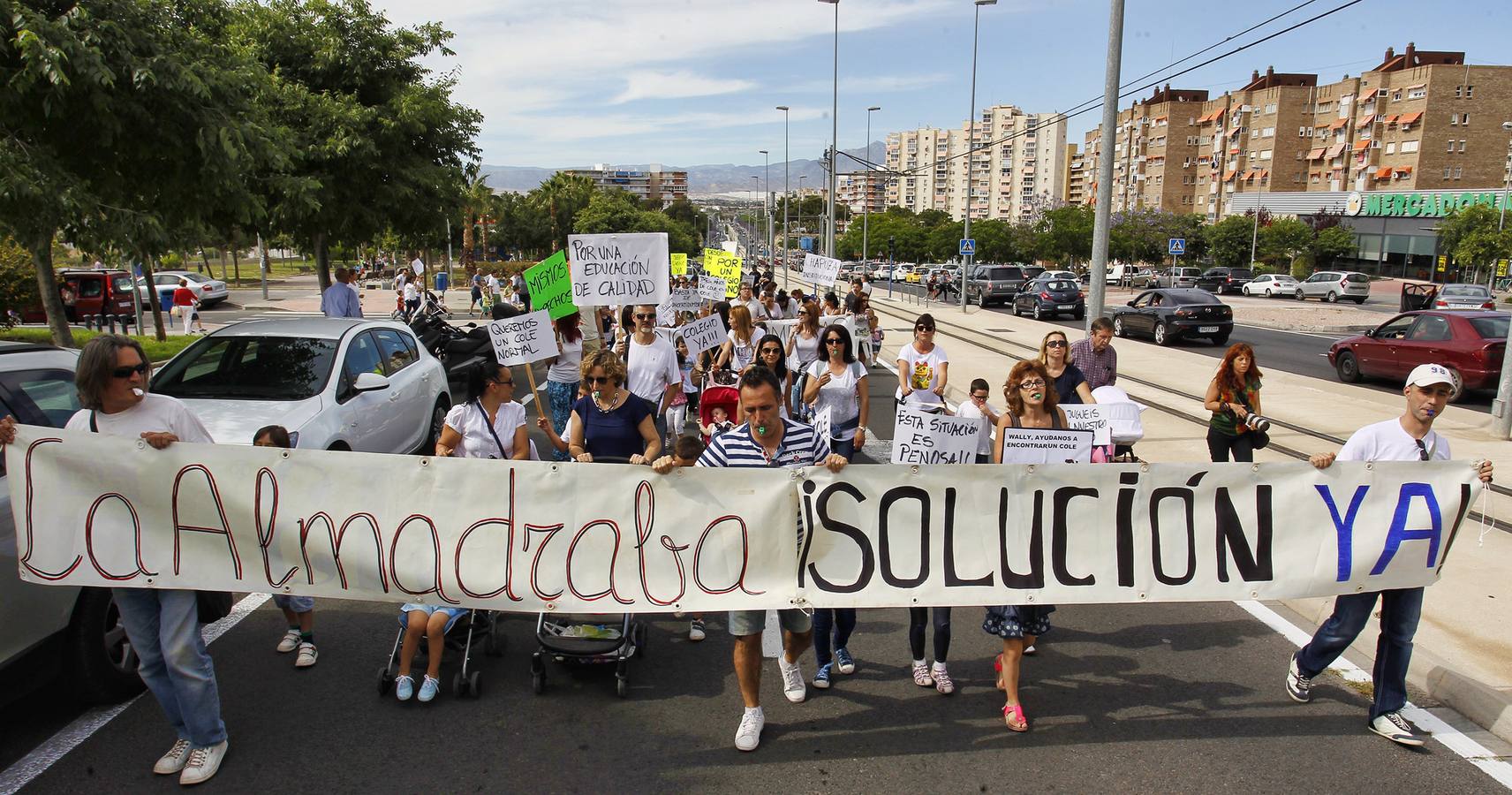 Protesta de padres y alumnos del Colegio La Almadraba