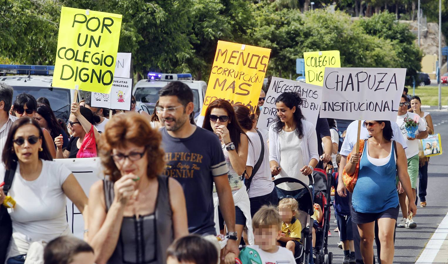 Protesta de padres y alumnos del Colegio La Almadraba