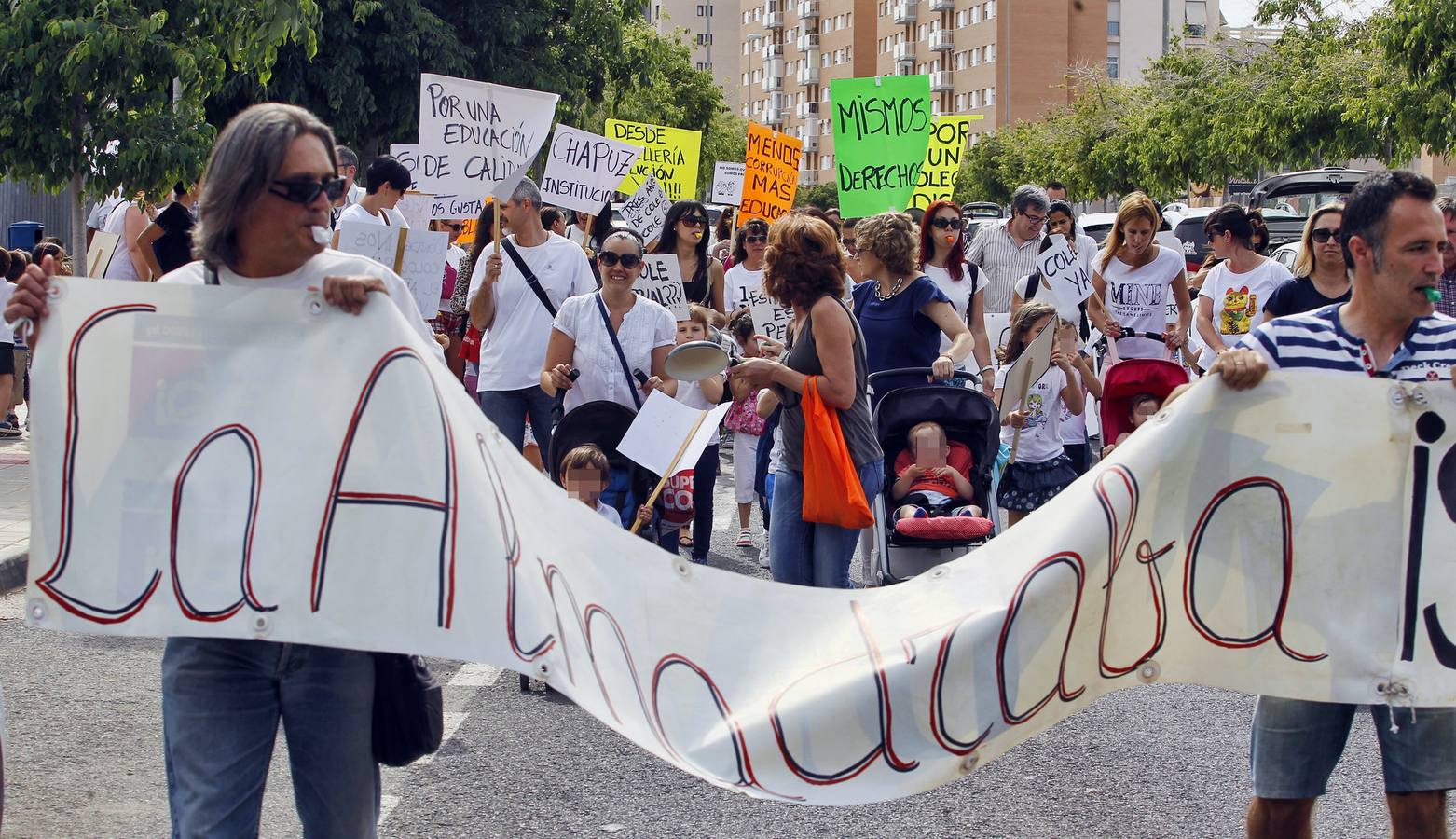 Protesta de padres y alumnos del Colegio La Almadraba