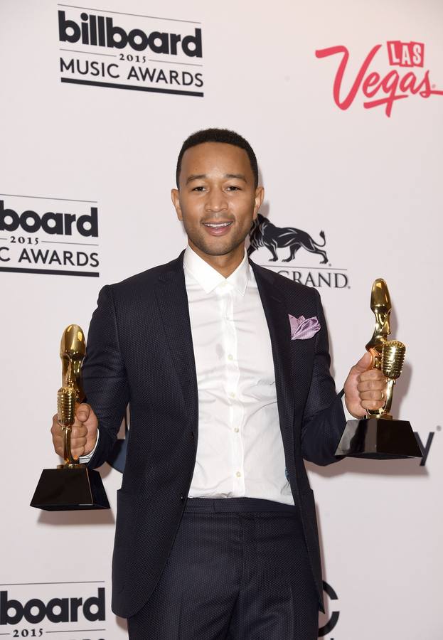 John Legend posa con sus dos premios.