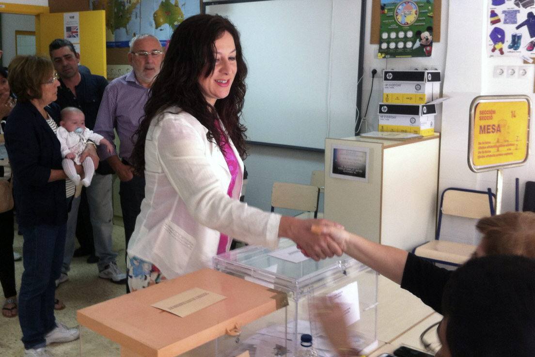 Fotografía cedida por UPyD de su candidata a la Generalitat, Alicia Andujar, ejerciendo su derecho al voto.