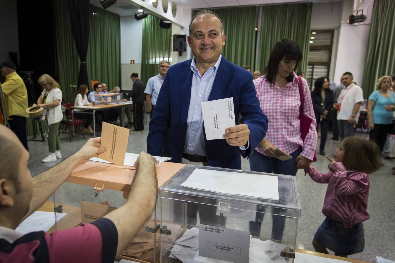 El candidato del PSPV a la alcaldía de valencia, Joan Calabuig, ejerce su derecho al voto en su colegio electoral.