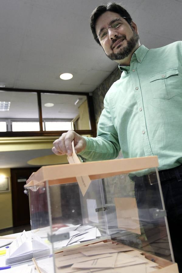 El candidato de Esquerra Unida a la Presidencia de la Generalitat, Ignacio Blanco, ejerce su derecho al voto en un colegio electoral de la ciudad de valencia.