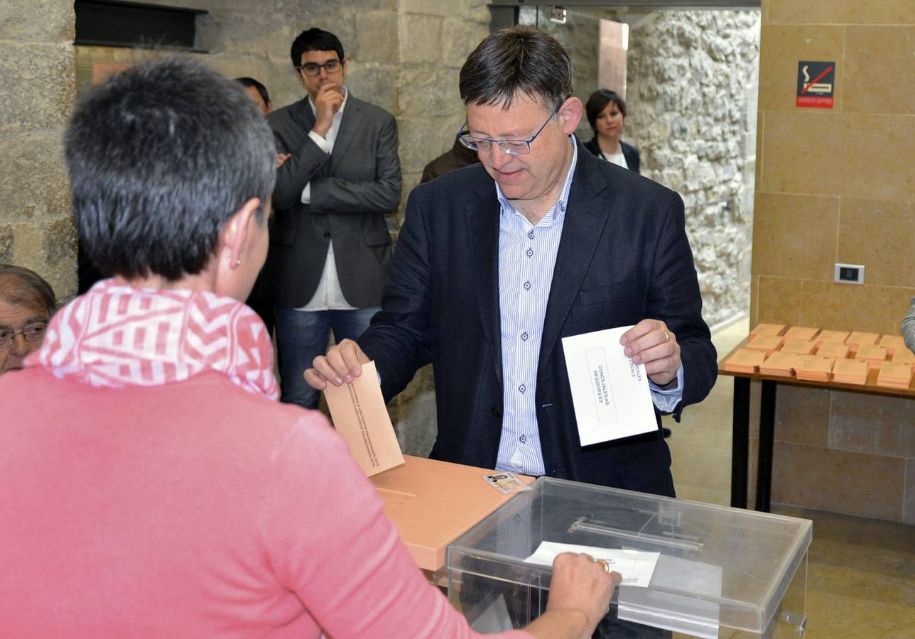 Fotografía cedida por el PSPV del candidato a la Generalitat Ximo Puig ejerciendo su derecho al voto en una mesa electoral de Morella.