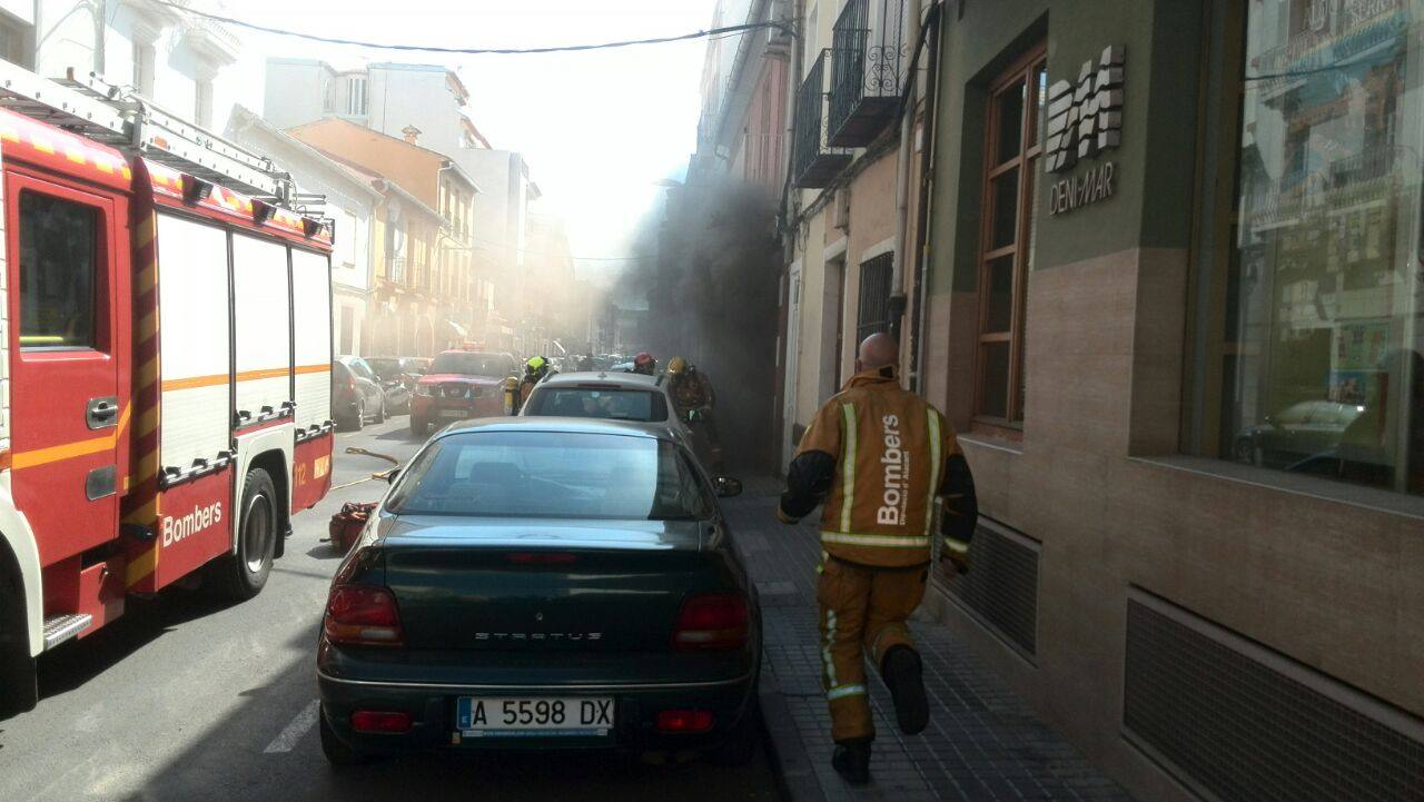 Un incendio en un centro de spa en el centro urbano alerta a los vecinos de Dénia