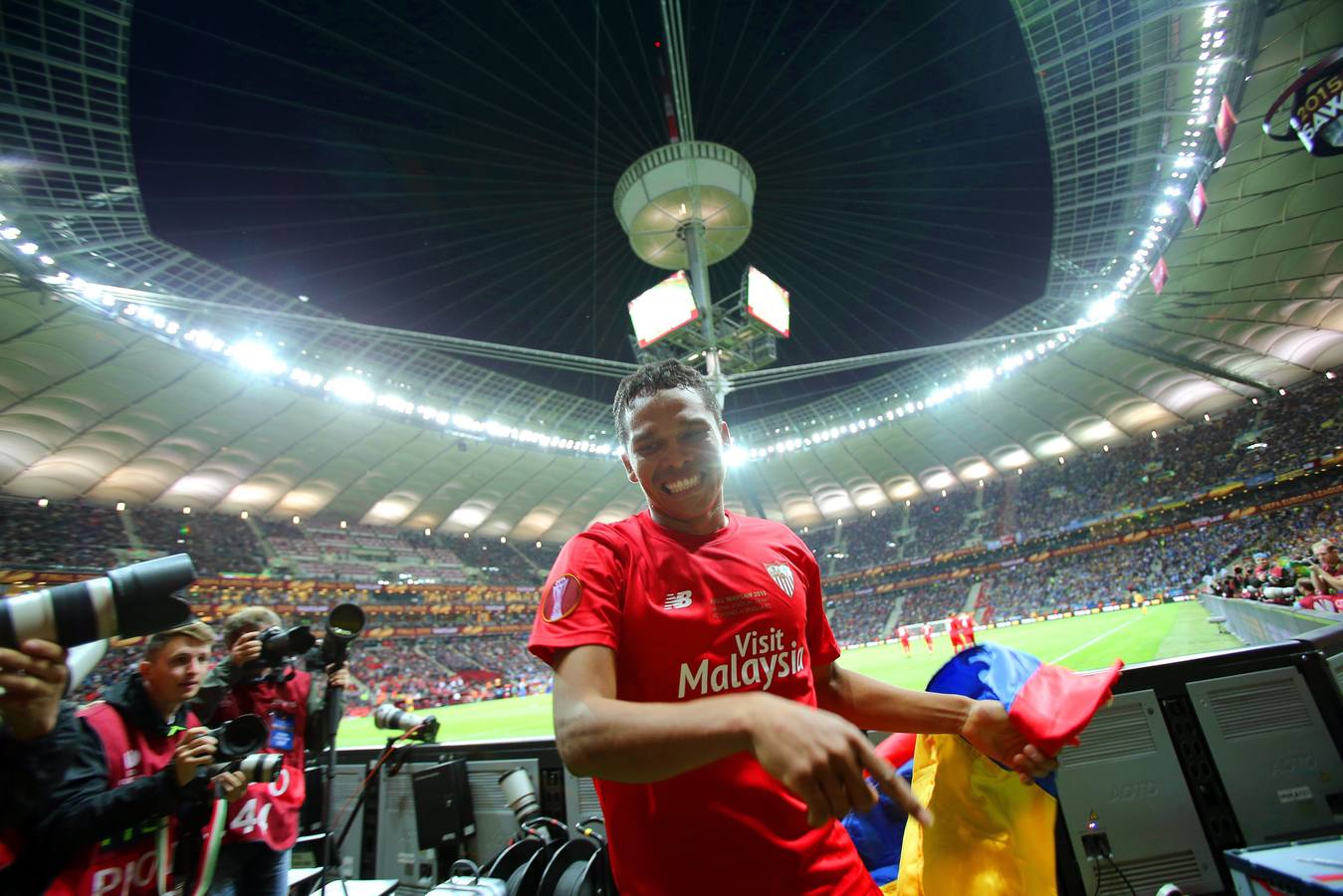 Bacca celebra el 3-2 con la bandera colombiana.