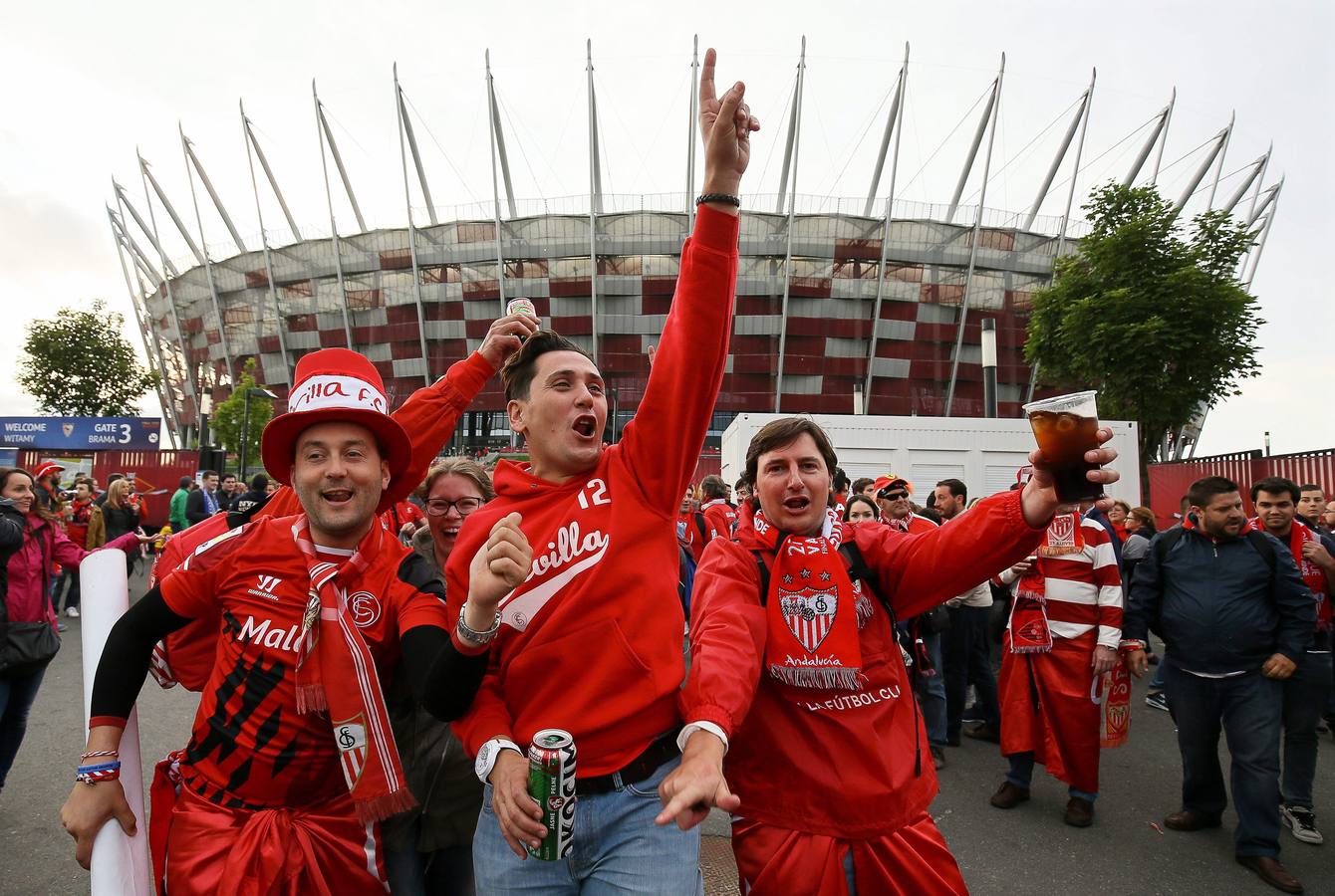 La afición sevillista calienta motores en los aledaños del estadio.