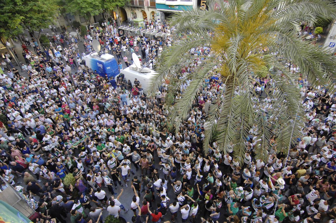 Los aficionados del Elche se manifiestan