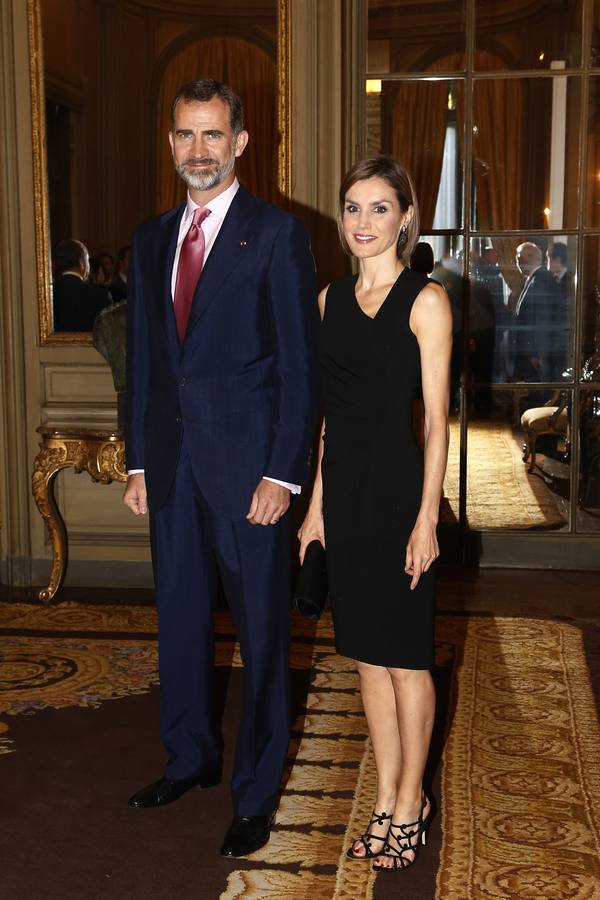 Los reyes Felipe y Letizia durante la recepción celebrada en la embajada española en París.