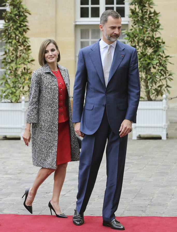 Los reyes Felipe y Letizia a su llegada al almuerzo ofrecido por el primer ministro francés, Manuel Valls, y su esposa, Anna Gravoin, en el Palacio de Matignon (París).