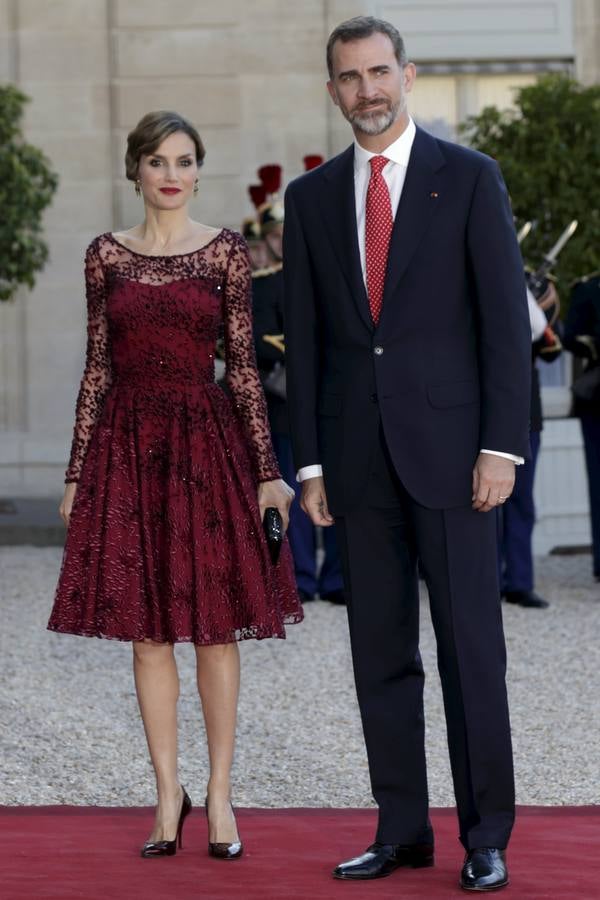 Los reyes de España, Felipe VI y Letizia, a su llegada a la cena de gala organizada en el Elíseo, en París.