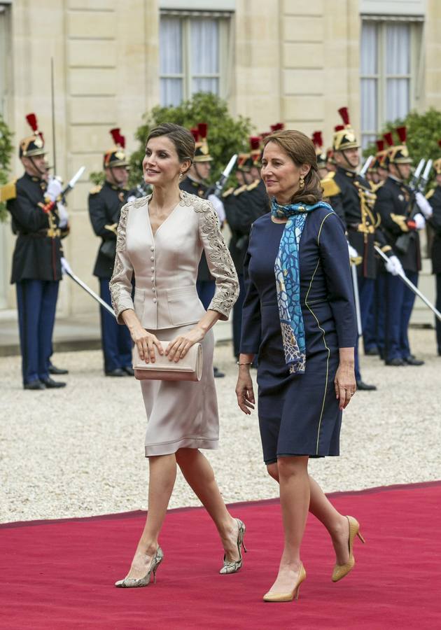 La reina Letizia y la ministra francesa, Ségolène Royal (d), a su llegada al Palacio de El Elíseo, en París.