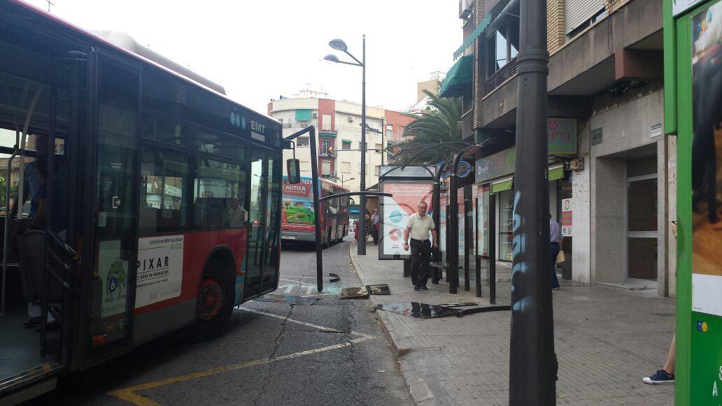 Un autobús se empotra contra una marquesina en Valencia