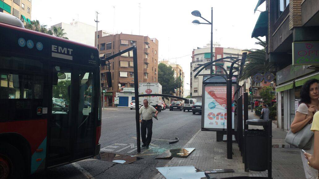 Un autobús se empotra contra una marquesina en Valencia