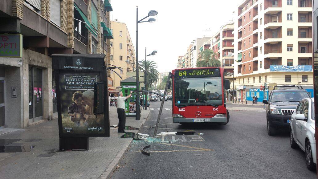 Un autobús se empotra contra una marquesina en Valencia
