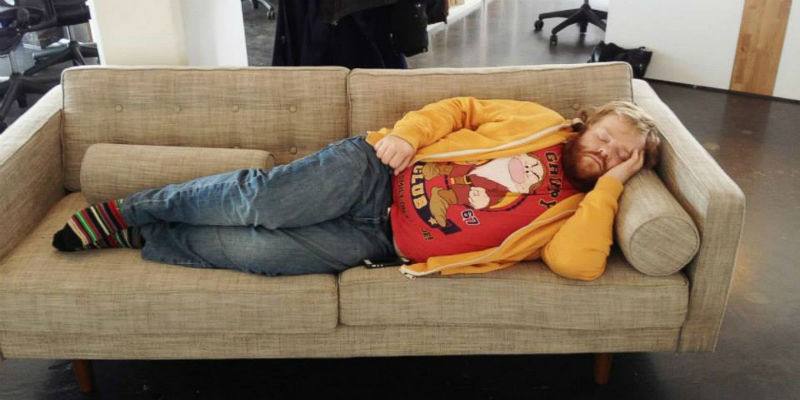 Se echa una siesta y se despierta convertido en meme