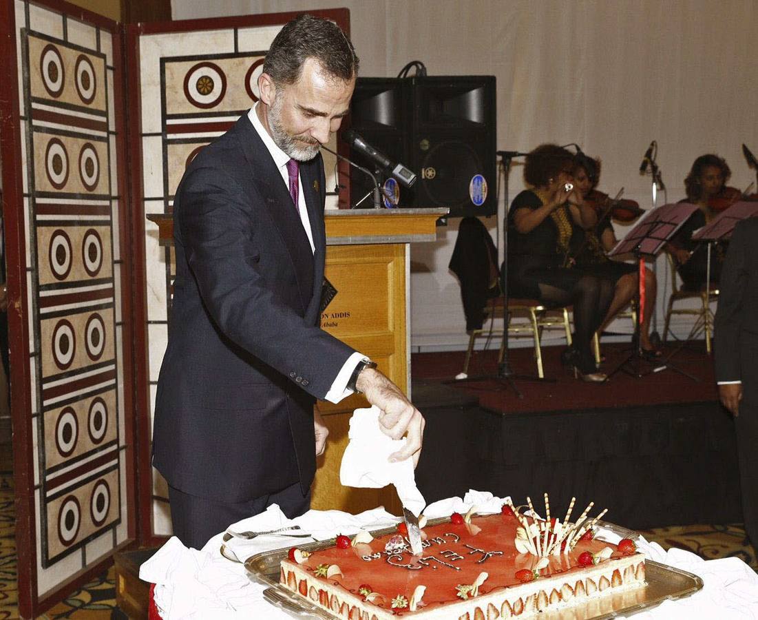 Felipe VI parte la tarta por su cumpleaños en Adis Abeba, capital de Etiopía, a la que voló para asistir a la cumbre de la Unión Africana.