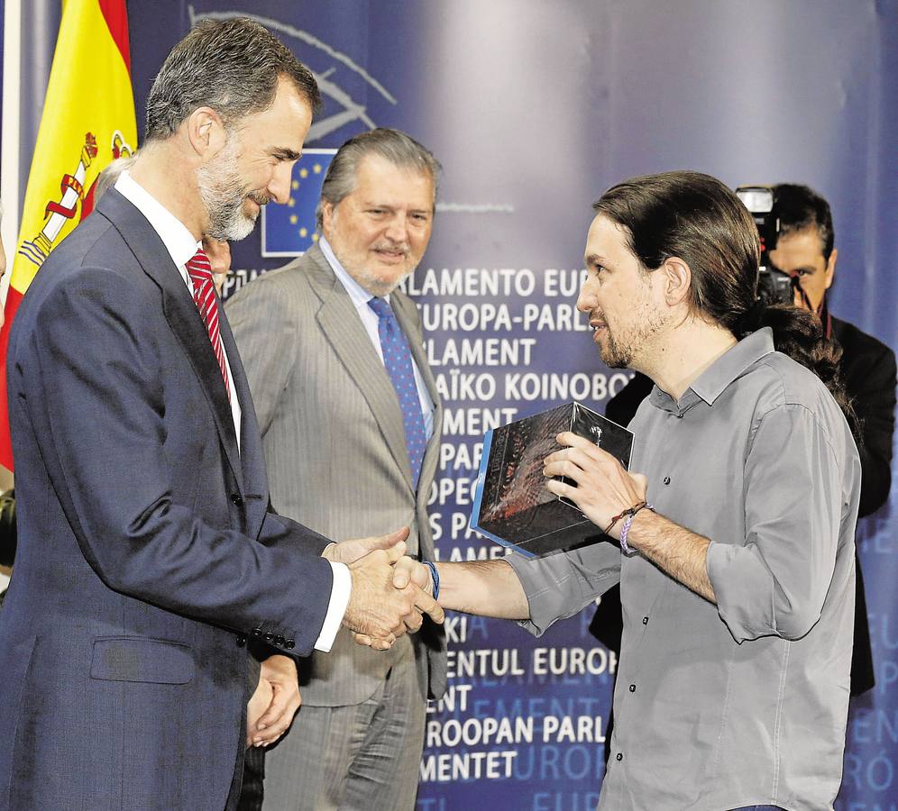 Pablo Iglesias entrega un pack con la serie Juego de Tronos a Felipe VI, en su visita a la Eurocámara.