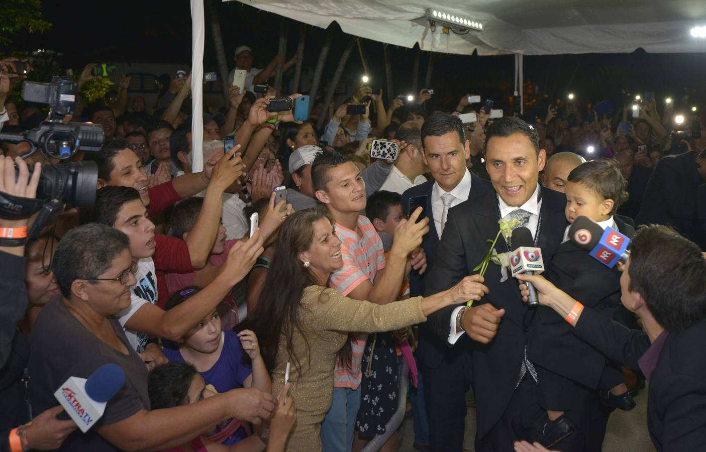 Multitudinaria boda de Keylor Navas y Andrea Salas en Costa Rica