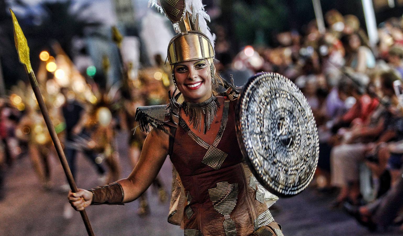 Desfile Folklórico internacional de Hogueras 2015