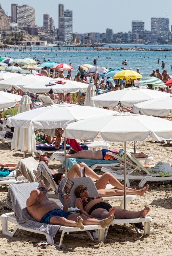 Los turistas disfrutan de la playa del Postiguet