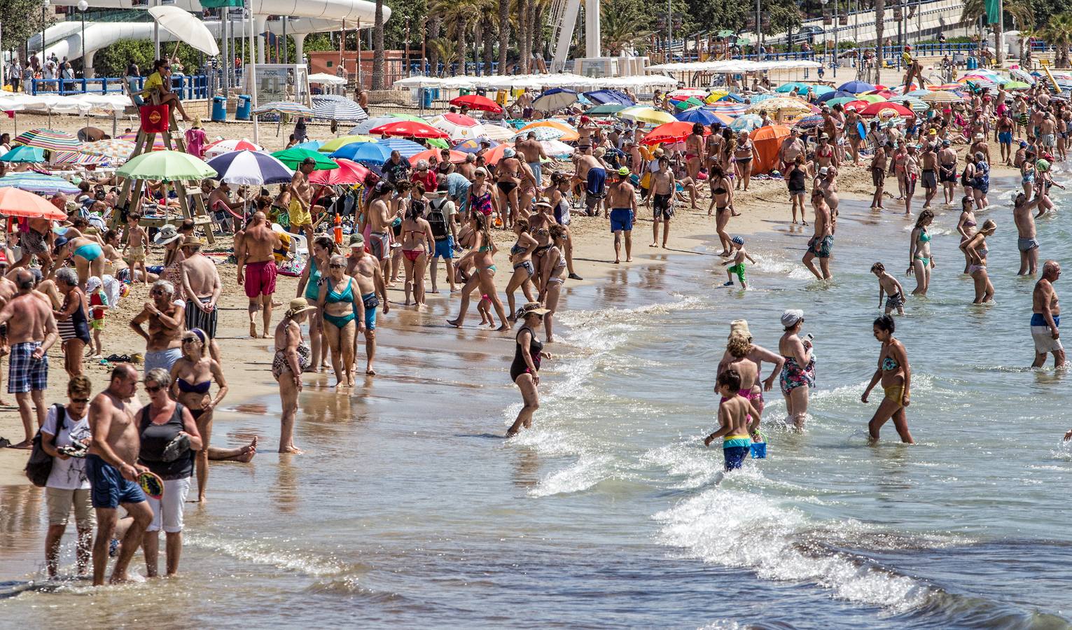 Los turistas disfrutan de la playa del Postiguet