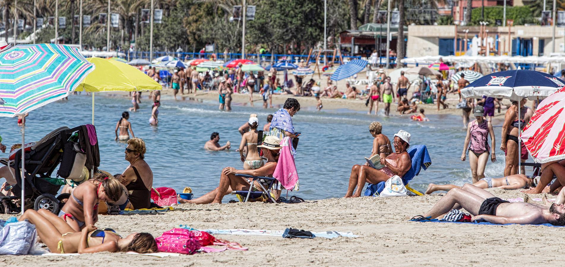 Los turistas disfrutan de la playa del Postiguet