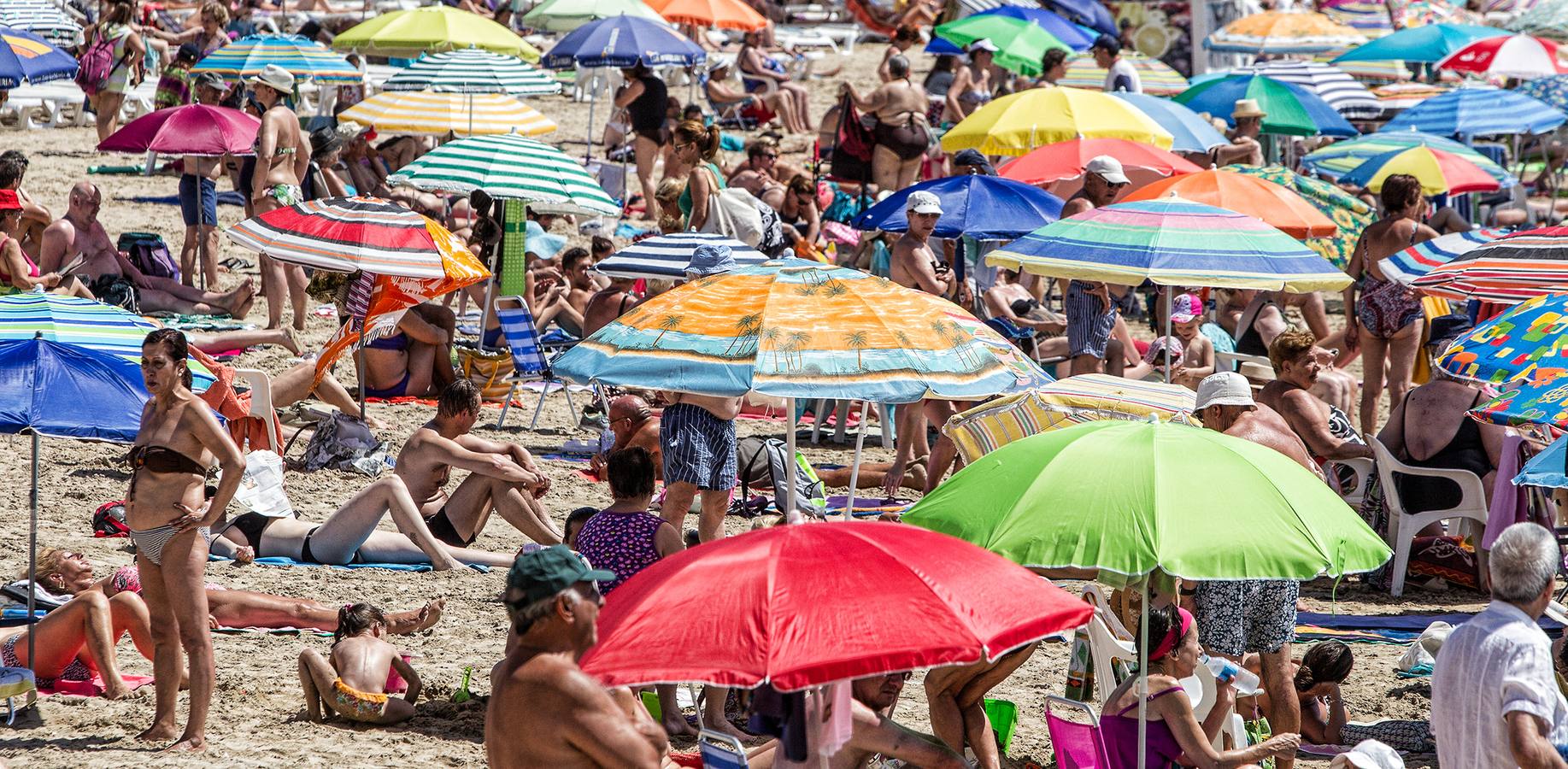 Los turistas disfrutan de la playa del Postiguet